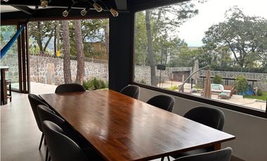 CASA EN RENTA CON VISTA AL LAGO EN AVNDARO