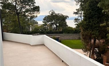 CASA EN RENTA CON VISTA AL LAGO EN AVNDARO