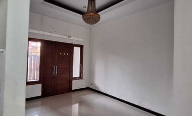 DISEWAKAN RMH LUAS KOKOH BAGUS DLM KOMPLEK AKSES JLN LEBAR CONDET