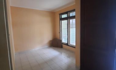 DISEWAKAN RUMAH DAAN MOGOT BARU 2 lantai SEMIFURNISHED KALIDERES