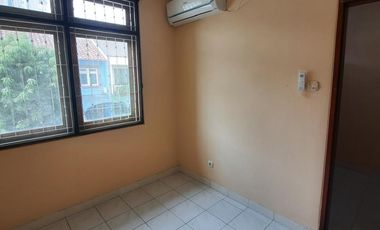 DISEWAKAN RUMAH DAAN MOGOT BARU 2 lantai SEMIFURNISHED KALIDERES
