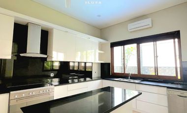 Disewakan Townhouse Modern kondisi bagus private Pool, area Kemang