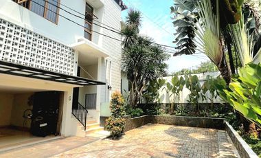 Disewakan Townhouse Modern kondisi bagus private Pool, area Kemang