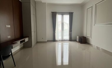 Disewakan Rumah Cluster Taman Menteng Lippo Cikarang