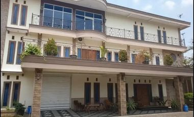 DIJUAL RUMAH MEWAH 3 Lantai DEKAT JAPUNAN MERTOYUDAN