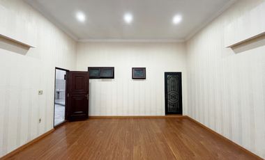 Villa di Komplek Taman Polonia 5