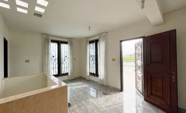 Villa di Komplek Taman Polonia 5