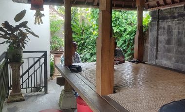 Rumah pinggir sungai asri