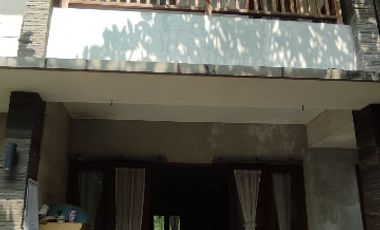 Rumah pinggir sungai asri