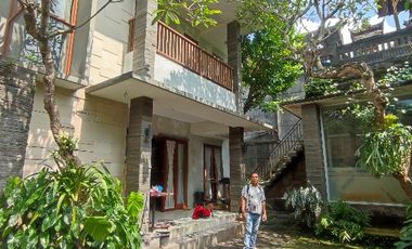 Rumah pinggir sungai asri