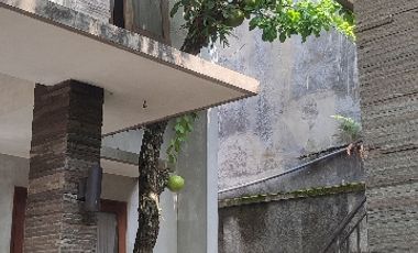 Rumah pinggir sungai asri