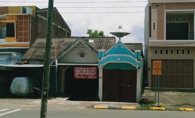 Rumah di Mamuju.  Jln Jend Sudirman Luas 389m²  12 x 32 Kamar 3 kamar