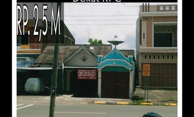 Rumah di Mamuju.  Jln Jend Sudirman Luas 389m²  12 x 32 Kamar 3 kamar