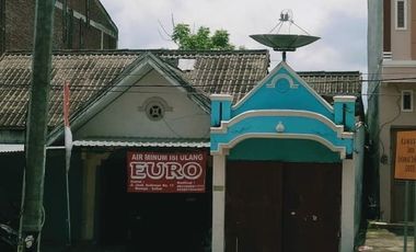 Rumah di Mamuju.  Jln Jend Sudirman Luas 389m²  12 x 32 Kamar 3 kamar