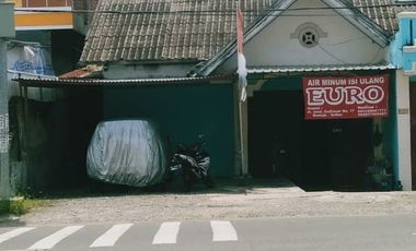 Rumah di Mamuju.  Jln Jend Sudirman Luas 389m²  12 x 32 Kamar 3 kamar