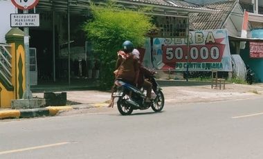 Rumah di Mamuju.  Jln Jend Sudirman Luas 389m²  12 x 32 Kamar 3 kamar