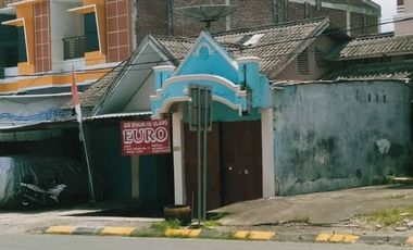 Rumah di Mamuju.  Jln Jend Sudirman Luas 389m²  12 x 32 Kamar 3 kamar