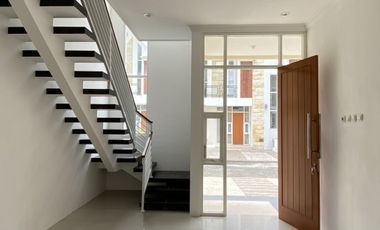 VILLA 3 LANTAI SAMPING JATIMPARK 2 | Depan Golden Tulip