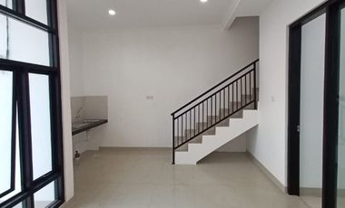 rumah 2 lantai ready stok lokasi strategis