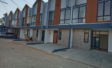 rumah 2 lantai ready stok lokasi strategis