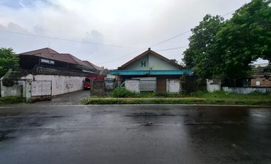 Rumah dengan Luas Tanah 938 Meter Persegi Cocok Untuk Usaha