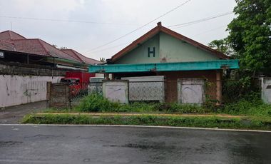 Rumah dengan Luas Tanah 938 Meter Persegi Cocok Untuk Usaha