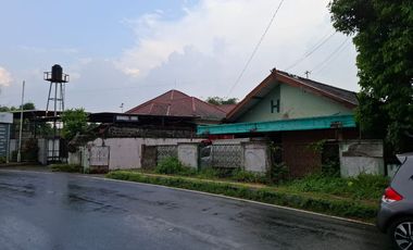 Rumah dengan Luas Tanah 938 Meter Persegi Cocok Untuk Usaha