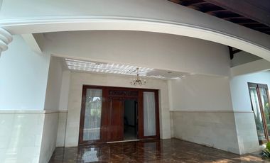 VILLA MEWAH SANGAY LUAS NYAMAN FURNISHED LOKASI STARTEGIS KE PANTAI