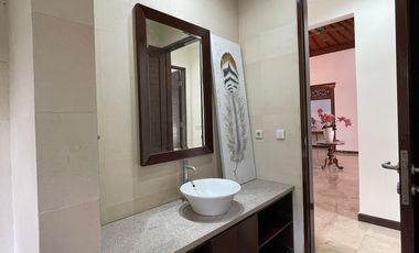 VILLA MEWAH SANGAY LUAS NYAMAN FURNISHED LOKASI STARTEGIS KE PANTAI