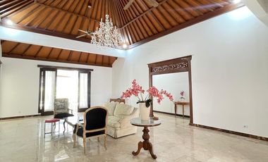 VILLA MEWAH SANGAY LUAS NYAMAN FURNISHED LOKASI STARTEGIS KE PANTAI