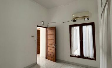 dijual rumah di sleman dekat UGM dan hotel hyatt jln damai jakal km 8