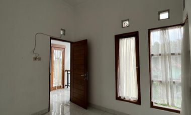 dijual rumah di sleman dekat UGM dan hotel hyatt jln damai jakal km 8