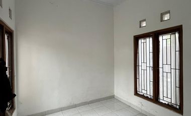 dijual rumah di sleman dekat UGM dan hotel hyatt jln damai jakal km 8
