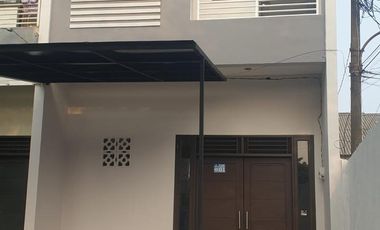 Dijual Rumah Murah BU 2 Lantai Dekat Ke Green Lake City Jakarta Barat