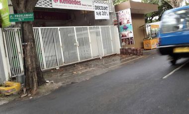 Dijual rumah usaha di Jl.Proklamasi gresik Luas 236m LB 350m (2lt)