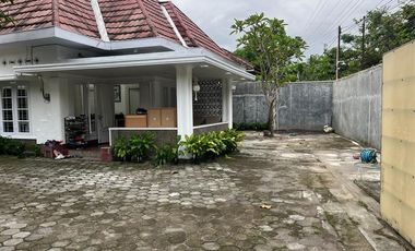 Dijual rumah kolonial Belanda murah pinggir jalan utama kota Jogja