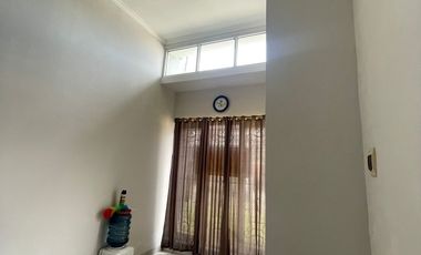 DIJUAL RUMAH TENGAH KOTA BERNUANSA MINIMALIS  LOKASI DALAM PERUMAHAN