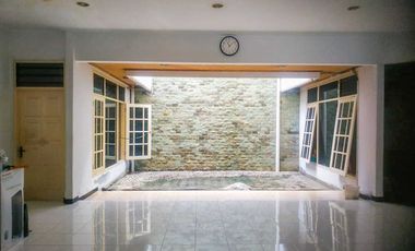 Rumah 1,5 Lantai di Kawasan Elite Solo Baru, Terawat Siap Huni