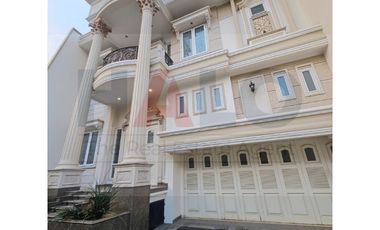 Rumah mewah di Green Garden Jakarta Barat