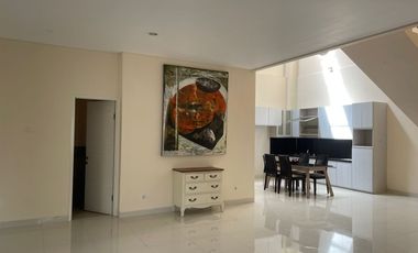 Disewakan Cepat Rumah Minimalis 2 Lt Pakuwon City Semi Furnish