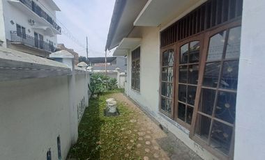 DI SEWAKAN RUMAH JL Purnawarman pisangan ciputat tagerang selatan.