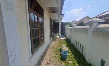 DI SEWAKAN RUMAH JL Purnawarman pisangan ciputat tagerang selatan.