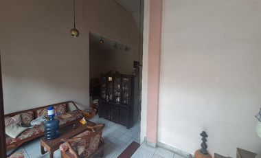 DI SEWAKAN RUMAH JL Purnawarman pisangan ciputat tagerang selatan.