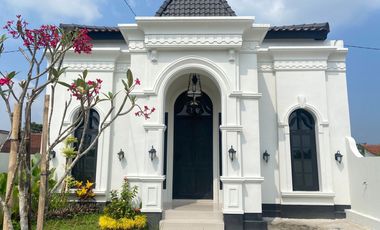 Rumah Mewah Desain Mediterania Dekat Kawasan Wisata Candi Prambanan