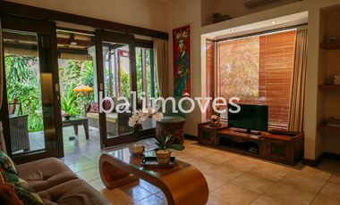 Dijual Homestay Mewah Lima Kamar Tidur di Tepi Pantai Sanur