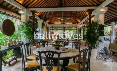 Dijual Homestay Mewah Lima Kamar Tidur di Tepi Pantai Sanur