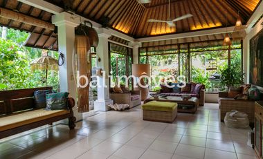 Dijual Homestay Mewah Lima Kamar Tidur di Tepi Pantai Sanur