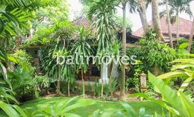 Dijual Homestay Mewah Lima Kamar Tidur di Tepi Pantai Sanur