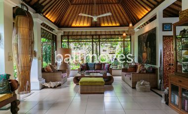 Dijual Homestay Mewah Lima Kamar Tidur di Tepi Pantai Sanur