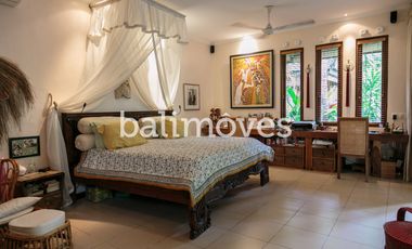 Dijual Homestay Mewah Lima Kamar Tidur di Tepi Pantai Sanur